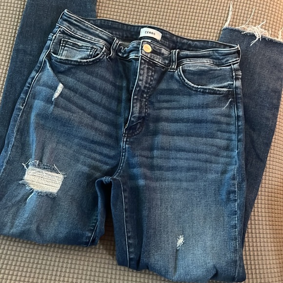 Ceros jagging. Dark wash. Frayed and distressed. Great condition. Size 29. - Picture 5 of 7